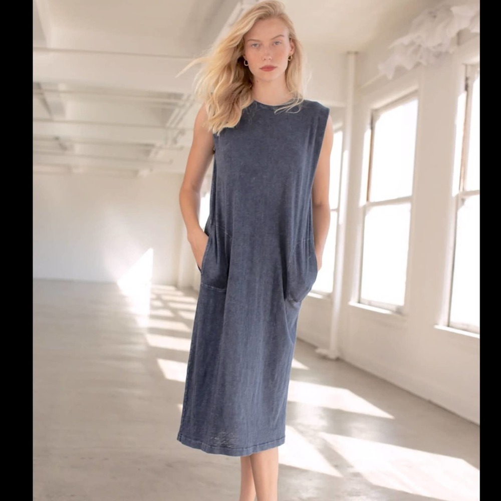 NWT Hellonite Women’s Medium Vintage Indigo Midi Crew Dress with pockets
